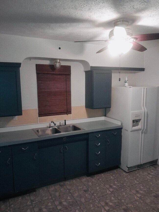 Photo - 919 School St