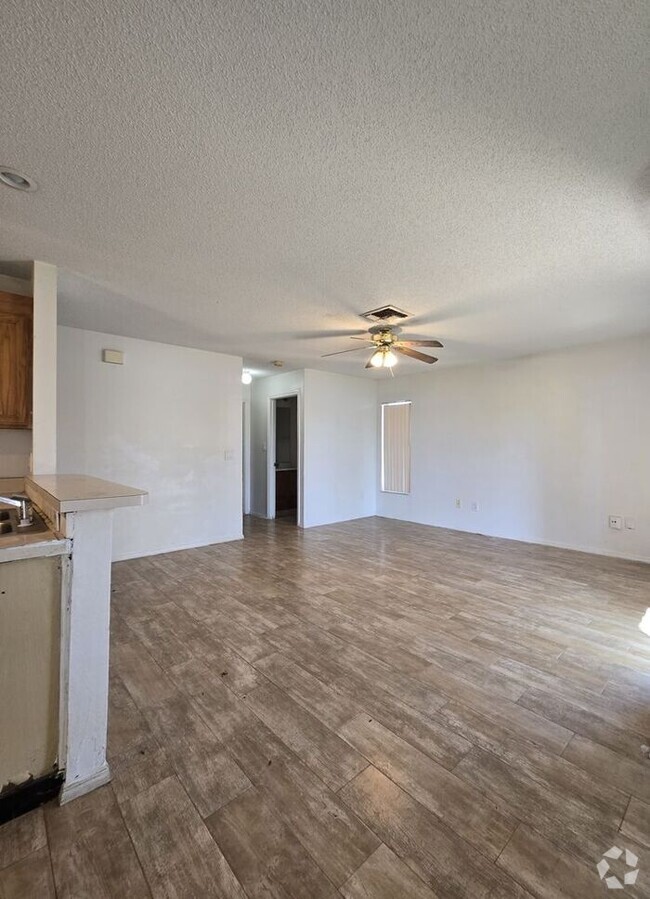 Building Photo - Large 4 Bedroom 2 & 1/2 Bath - 2 story Hom... Rental