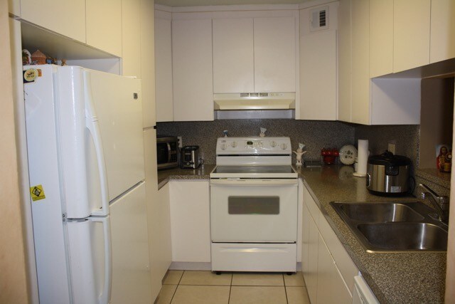 Kitchen - 8650 SW 149th Ave Unidad 303