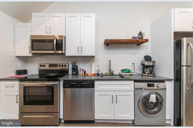 Building Photo - 2817 W Girard Ave