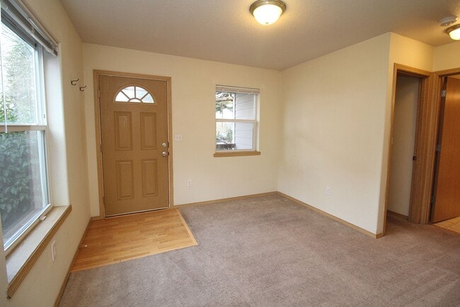Photo - 812 N Dekum St