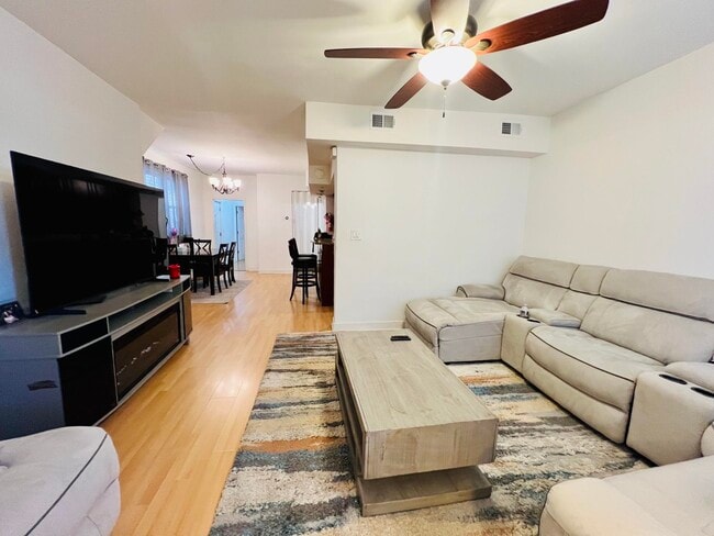 Photo - 96 W 18th St