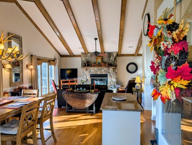 Building Photo - 842 Saddle Back Cir