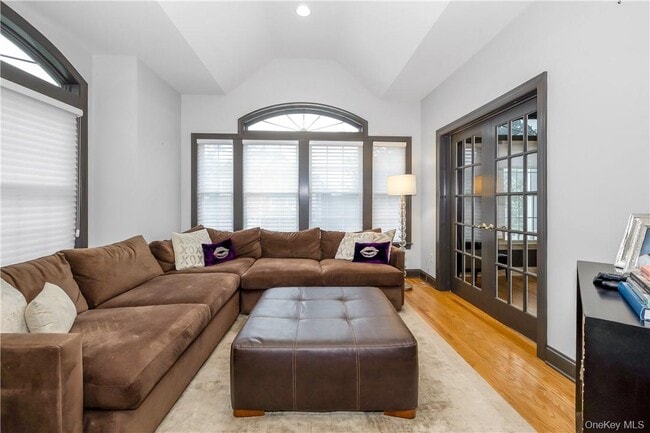 7 Hopkins Ln