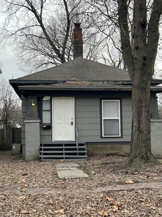 Building Photo - Just Renovated - 3 Bedroom 1 Bath - Large Eat-In Kitchen!