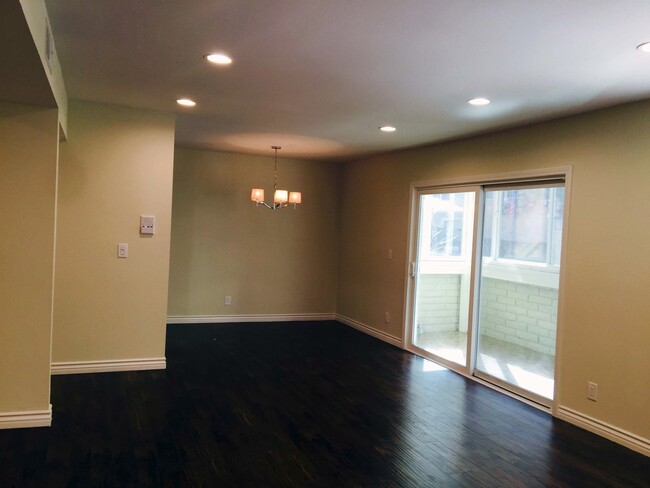 1 Bedroom + Den / 2 Bathroom / 2 Parking T... - 1 Bedroom + Den / 2 Bathroom / 2 Parking T... House