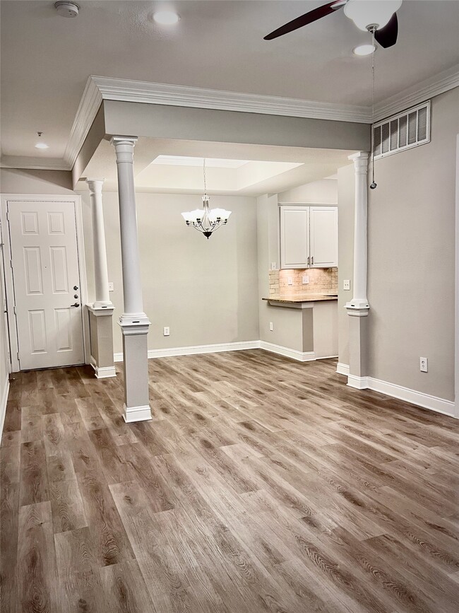 Building Photo - 5353 Memorial Dr Unit 4021