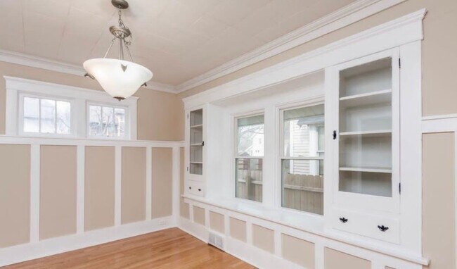 Photo - 157 Hollinger Ave