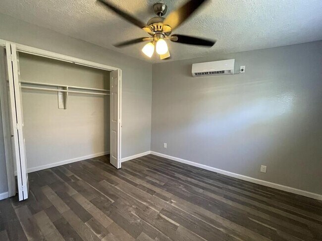 Photo - 4811 Oakland St