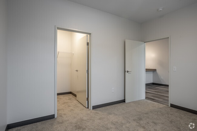 1BD, 1BA - PARKWAY - 643 SQFT