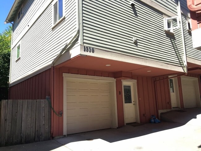 Spacious 3 BR North Beacon Hill Townhome –... - Spacious 3 BR North Beacon Hill Townhome –...