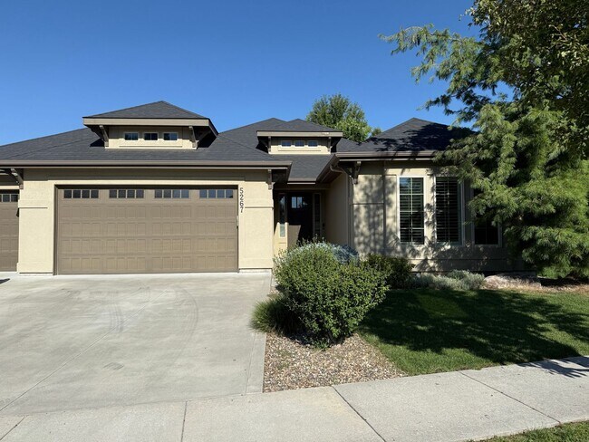 Building Photo - Spacious Home in Paramount