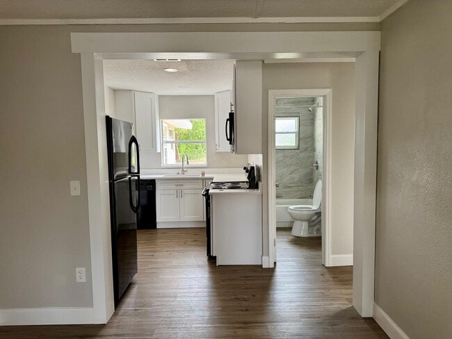 Photo - 2420 Edwin St NE