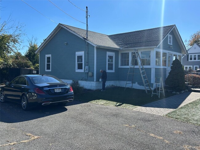 Photo - 490 Commack Rd