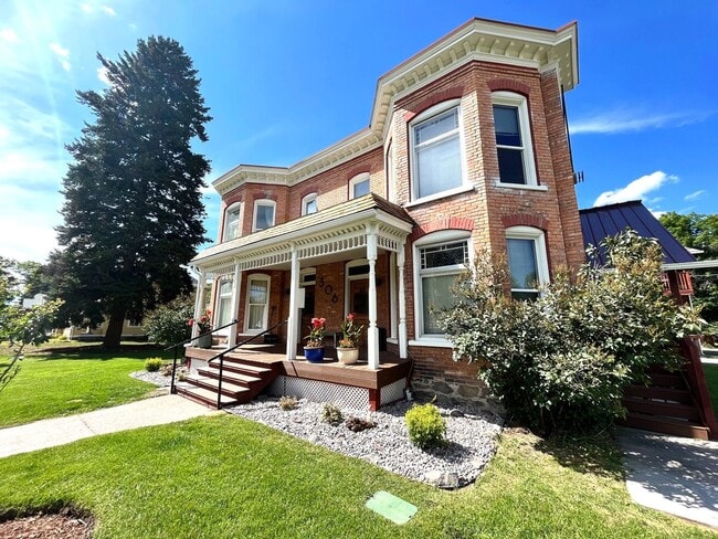 Building Photo - Light Filled Top Floor 1 Bedroom in Unbeatable Hip Strip Location! Unit B201