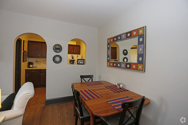 Junior 1BR, 1BA - Dining Area - 304 W Touhy Ave
