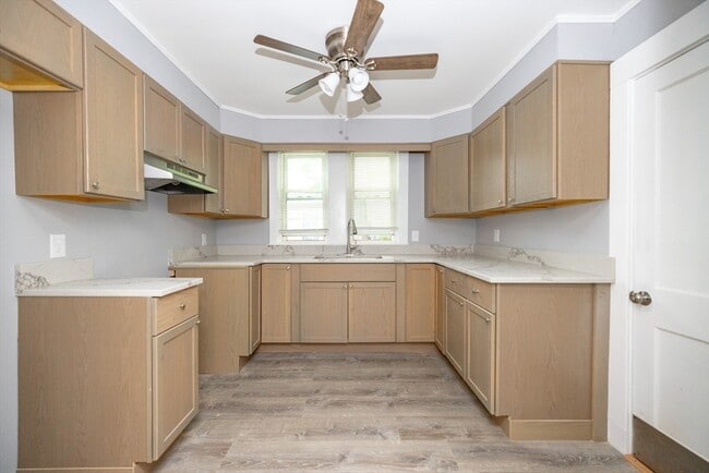 Building Photo - 81 Warwick Rd Unit 1 Rental