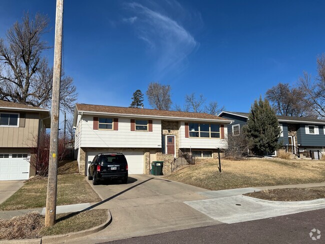 Beautiful Lake Avenue home just steps away from 33rd St. and right across from Augie! - 2517 S Lake Ave Rental