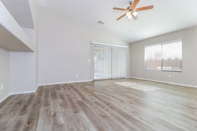 Photo - 11333 W Buchanan St