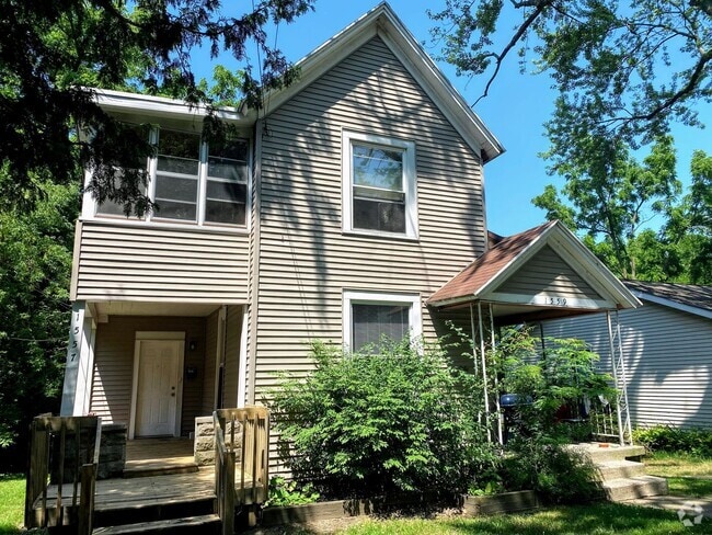 Building Photo - 1557-1559 Forrest NE Unit 1559 Forrest Rental