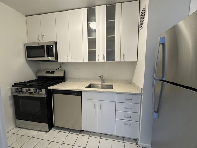 Photo - 218 E 50th St
