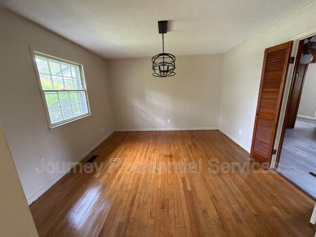 Photo - 430 Hallmark Rd