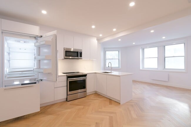 Building Photo - 5530 Chem. de la Côte St Luc Unit 10