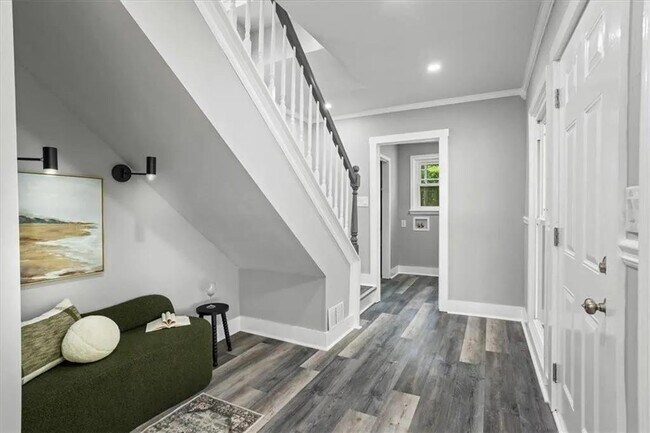 Photo - 724 Cowan Rd SE