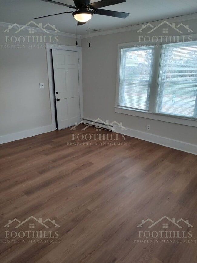 Photo - 211 Dickens Ave