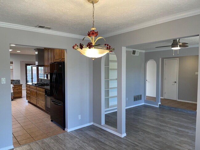 Building Photo - Single Family Home
