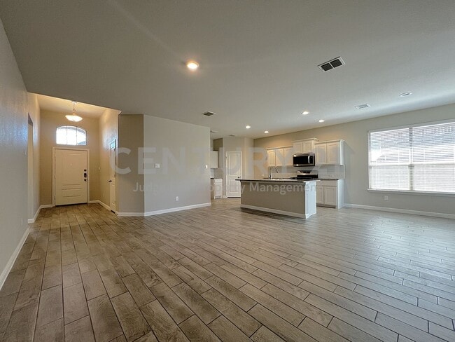 Photo - Crisp and Clean 4/2/2 in Boyd For Rent!