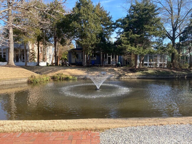 Great Location, close to Everything Harbor Town. Overlooks pond Beautiful view! Pets allowed wit... - Great Location, close to Everything Harbor Town. Overlooks pond Beautiful view!  Pets allowed wit...