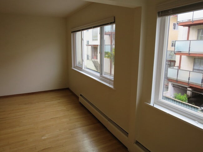 Building Photo - 2150 Cadboro Bay Rd Unit 26