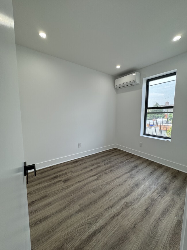 Photo - 531 E 187th St