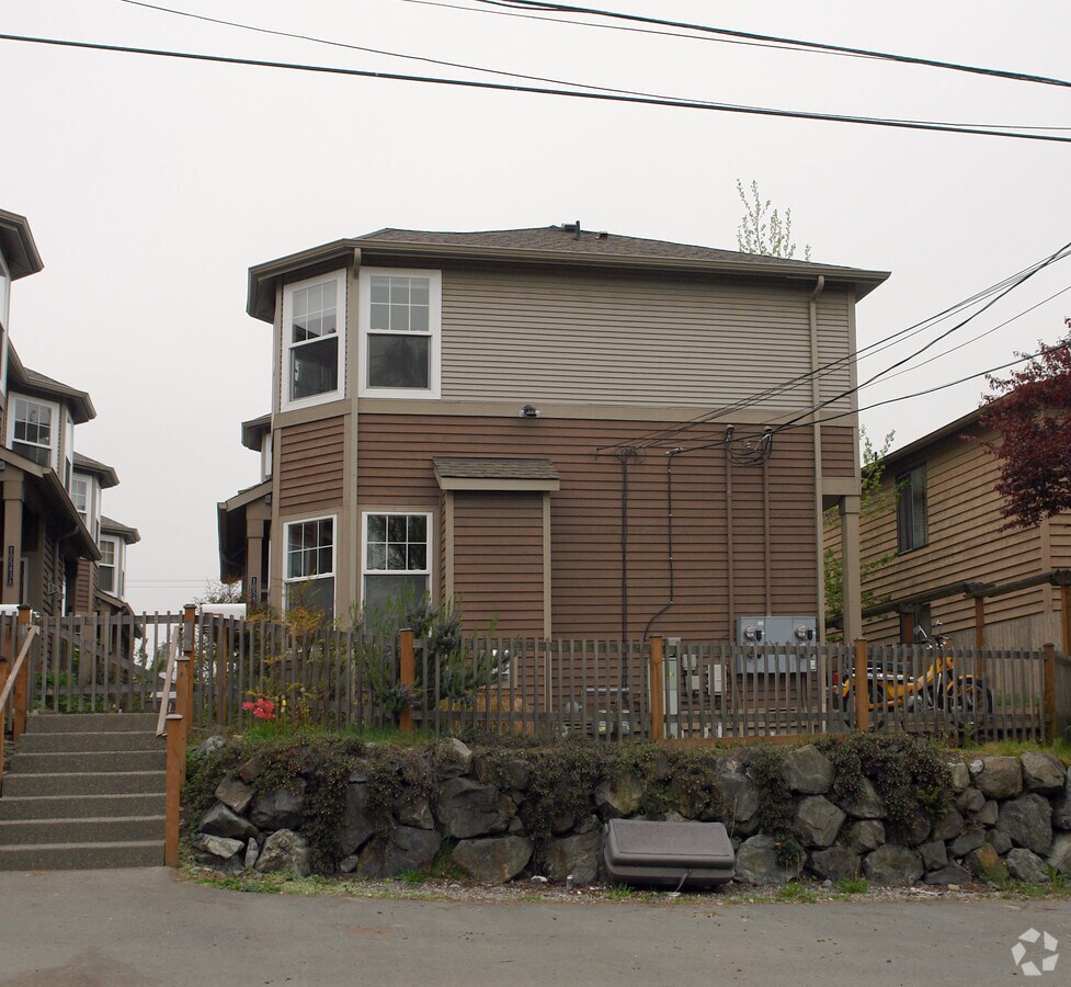 Photo - 10547 Midvale Ave