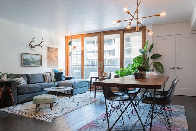 Building Photo - 230 E Broadway Unit Apt 406