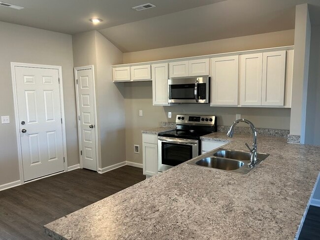 Photo - 126 Broughton St