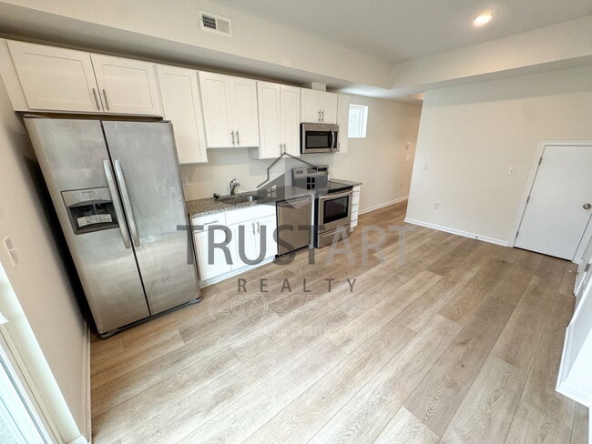 Building Photo - 1327 S 27th St