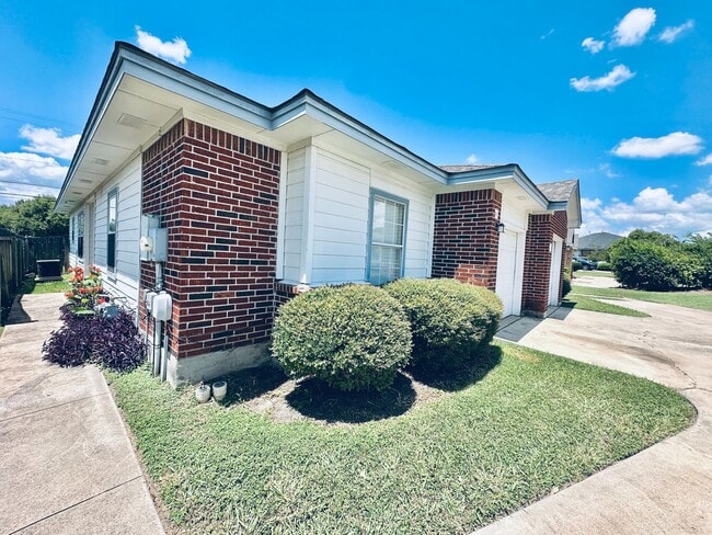 Building Photo - T113 SHAMP Unit B