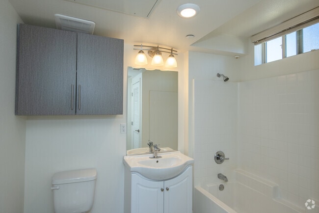 2BR, 1BA - 797SF