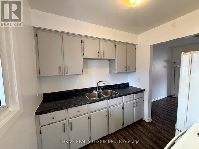 Photo - 161 Toulon Crescent