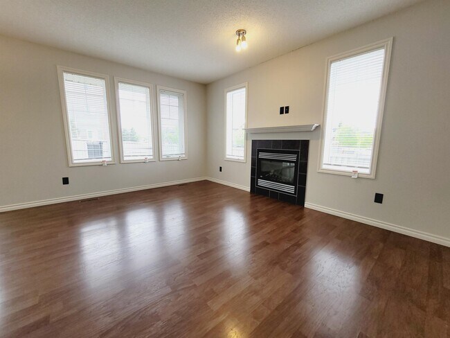 Photo - 3209 Whitelaw Dr NW