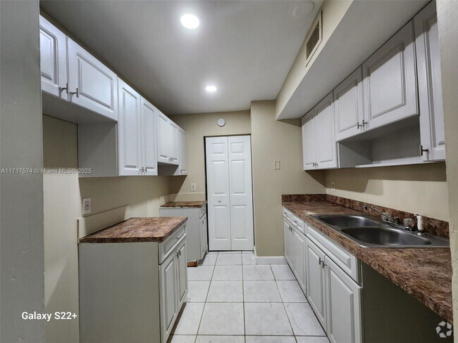 Building Photo - 2824 NW 55th Ave Unit 1B Rental