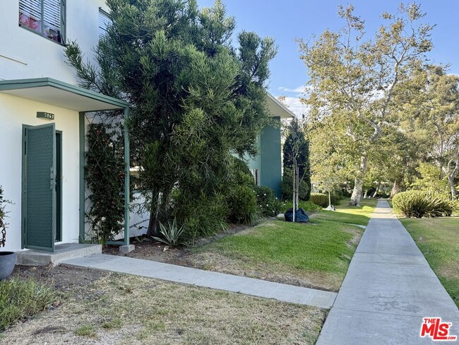5262 Village Green