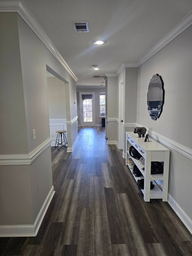 Photo - 504 Wyckfield Way