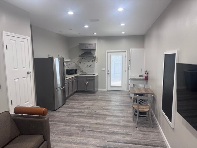 Photo - 6615 Tippin Ave Unit #B