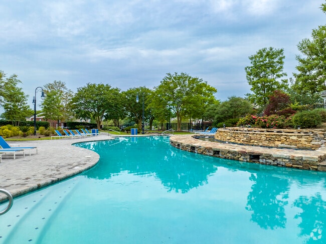 Resort-Style Swimming Pool with Sun Deck - Central Park Rental