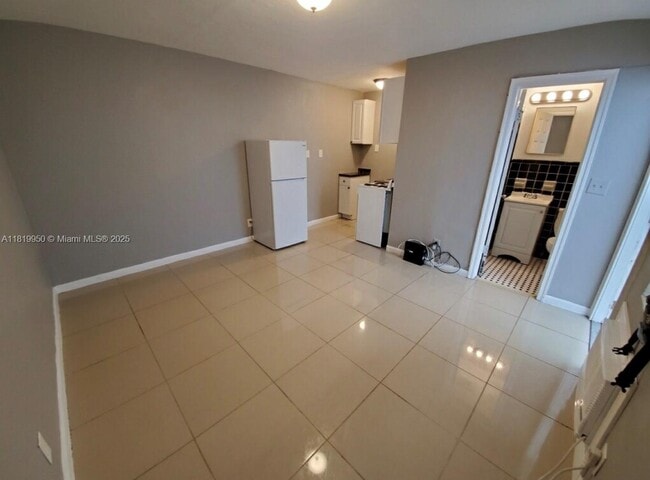 Building Photo - 1719 Lincoln St Unit 1B All Utilities Included Rental