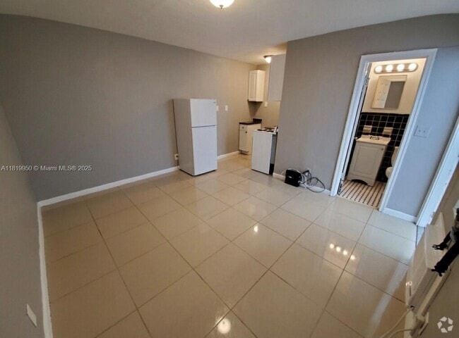 Building Photo - 1719 Lincoln St Unit 1B All Utilities Included Rental