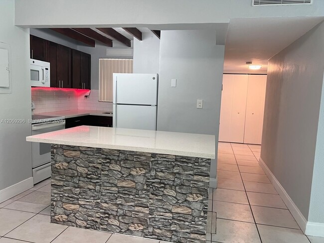 Building Photo - 8870 Fontainebleau Blvd Unit 309